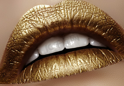 特写女性丰满的嘴唇与金色化妆。