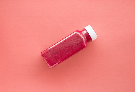 排毒超级食品草莓冰沙瓶，用​​于减肥清洁。珊瑚背景，食品和营养专家博客的平面设计
