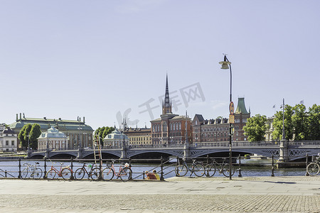 瑞典斯德哥尔摩-2017 年 7 月 6 日。自行车停在路堤上。