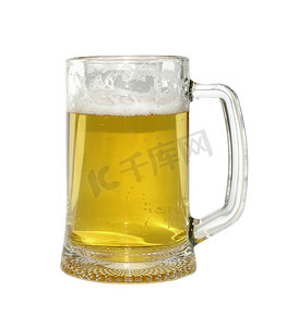 孤立在白色背景上的玻璃杯和令人惊叹的啤酒