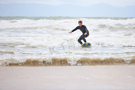 一个人和大海......一位孤独的冲浪者乘风破浪的全长镜头。