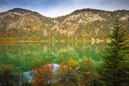 德国南部巴伐利亚阿尔卑斯山的西尔文斯坦湖 (Sylvenstein Lake) 秋季，靠近奥地利