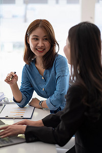工作报告插图摄影照片_两名亚洲女商人正在开会分析数据，以规划商业战略。