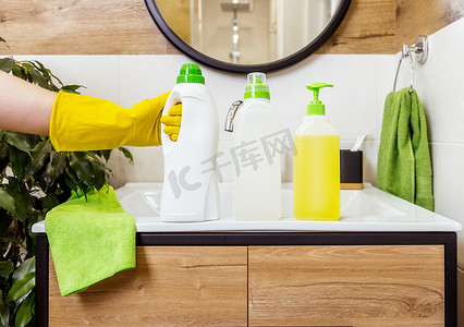 打扫卫生背景图摄影照片_样机、三个不同的清洁剂瓶特写、徽标空间、标签