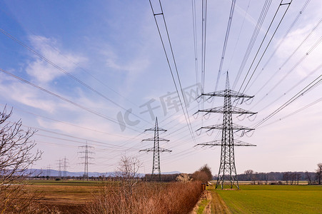 德国乡村许多输电塔输电线正下方的鸟瞰图