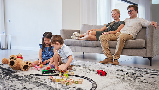 幸福的家庭，亲密的关系和孩子们在客厅里玩耍，在家里一起放松和快乐。