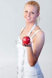 苹果树远景摄影照片_一个拿着苹果的女人的肖像，重点是苹果
