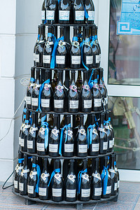 金字塔瓶深色木制英克曼葡萄酒克里米亚工厂标签酒精，概念圆形不锈钢用于复古制作、陈酿冷的植物。