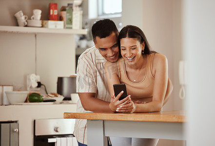幸福的、相爱的情侣用手机查看社交媒体上的有趣内容、观看视频或保持在线联系。