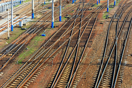 强大的多通道铁路轨道网络，可转弯供电动火车通过。