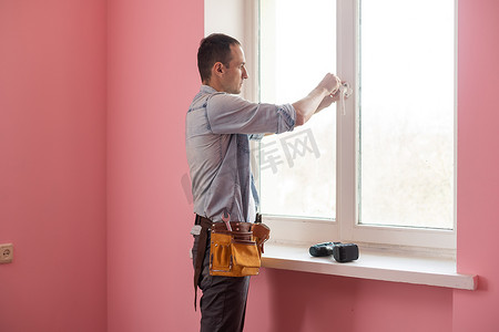 工人在房子里安装和检查窗户。