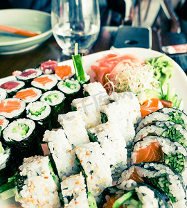 午餐时间餐厅的日本寿司，亚洲美食