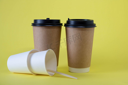 纸杯包装设计摄影照片_用于咖啡和饮料的一次性纸杯。