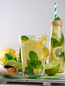 清凉饮料摄影照片_夏季清凉饮料柠檬水，柠檬、薄荷叶、酸橙