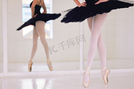 芭蕾舞演员的脚和腿在工作室跳舞，在课堂上练习舞蹈，学生在学校表演前排练。