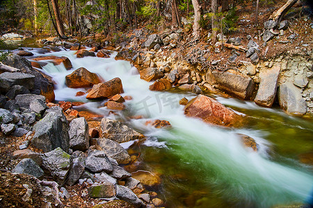 蓝绿色摄影照片_美丽的蓝绿色河流从岩石上倾泻而下
