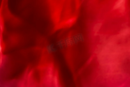 红色波浪线背景摄影照片_红色抽象艺术背景、丝绸质感和运动波浪线，适合经典奢华设计