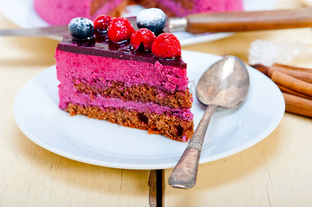 蓝莓和覆盆子蛋糕慕斯甜点