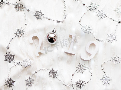 圣诞节和新年背景，数字 2019，银色装饰