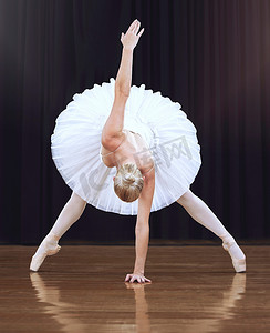 创意舞女摄影照片_芭蕾舞女舞者，在剧院舞台上跳舞，进行创意艺术表演。