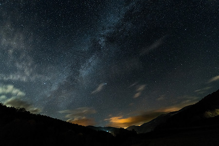 山风景山谷上空的星空