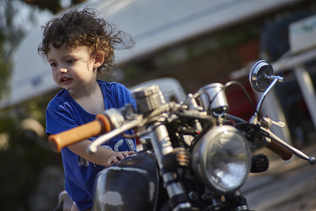 摩托男孩摄影照片_旧摩托车上的婴儿2