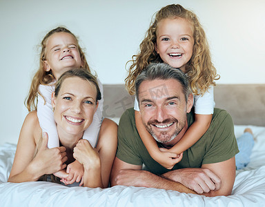 家庭微笑，快乐的肖像和孩子们给父母爱的拥抱，假期快乐，在家床上放松。