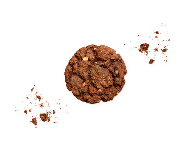 巧克力燕麦糖饼干与许多孤立在白色背景上的小面包屑。