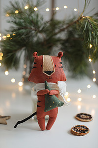 可爱的毛绒玩具老虎，在舒适的圣诞节或新年背景上装饰。 