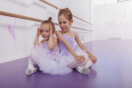 舞蹈课上两个可爱的小芭蕾舞演员
