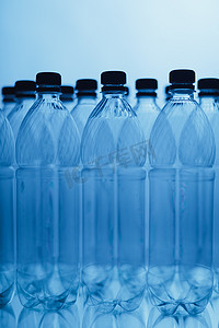 蓝色背景中的空塑料瓶轮廓