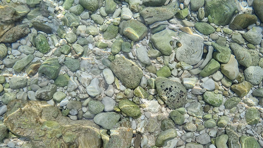 模糊的抽象海洋背景，水下的石头。