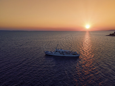 橙色日落与游轮无人驾驶飞机在地中海希腊风景上拍摄。