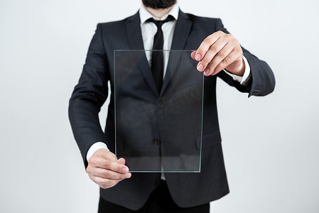 男性企业持有透明玻璃并显示重要公告。