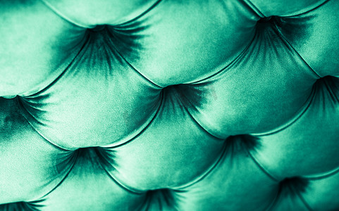 绿色背景质感摄影照片_翡翠豪华天鹅绒绗缝沙发内饰，配有按钮、优雅的绿色家居装饰质感和背景