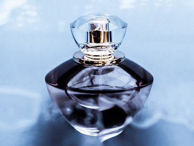 香水瓶三视图摄影照片_蓝水下的香水瓶、新鲜的沿海香味作为魅力香水和淡香精产品作为节日礼物、豪华美容水疗品牌礼物