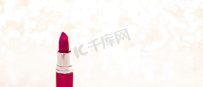 金色圣诞节、新年和情人节假期的栗色唇膏闪闪发光的背景、化妆品和化妆品产品，适用于奢侈美容品牌