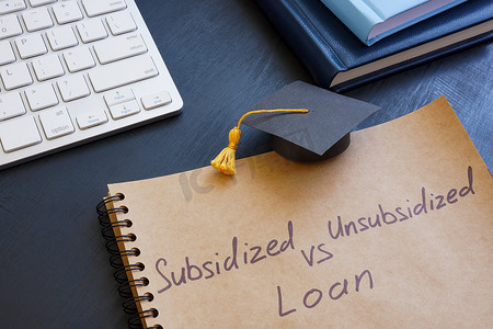 签署补贴与无补贴学生贷款和毕业帽。