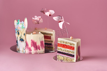 粉色小蝴蝶摄影照片_柔和的色彩与蝴蝶和小鹿的美味蛋糕。