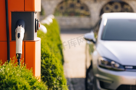 充电基础设施摄影照片_为汽车充电的电动充电站。