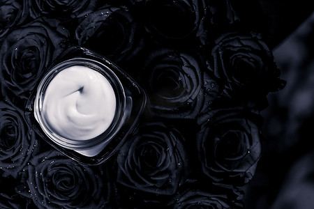 面霜皮肤保湿霜和黑玫瑰花，以花卉背景为美容品牌假日平面设计的豪华护肤化妆品