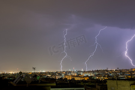 闪电风暴袭击希腊塞萨洛尼基市