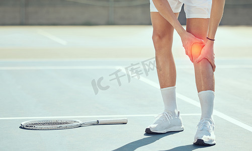 让人受伤了摄影照片_网球运动员的腿因网球场运动健身训练事故而出现膝盖疼痛、受伤或炎症。