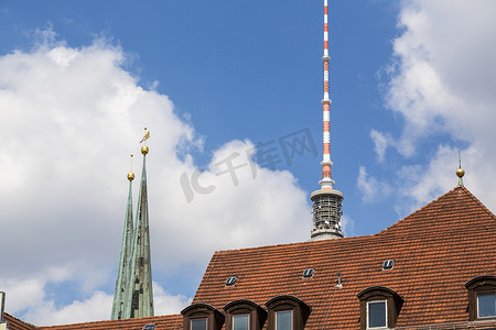 红色屋顶后面的柏林电视塔的尖塔和顶部