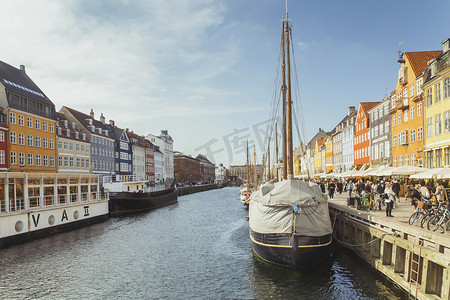 丹麦新港摄影照片_丹麦哥本哈根，2022 年 3 月：新港港口建筑