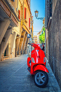历史镇中心意大利狭窄街道上的红色摩托车摩托车 Vespa