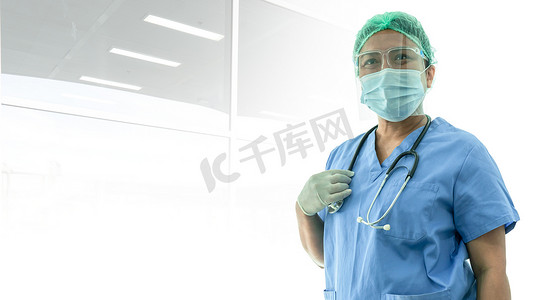 戴面罩和 PPE 的亚洲医生适合新常态，以检查病人保护安全感染 Covid 19 Coronavirus 在检疫护理医院病房的爆发。