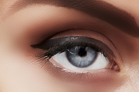 美丽的女性眼睛特写宏与完美形状的眉毛。