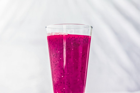 饮料广告摄影照片_玻璃浆果果汁、用于饮食排毒饮料的奇亚籽纯素冰沙和健康天然早餐配方、有机异国情调食品和营养品牌设计