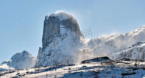 极圈北部博多市及其周边地区的雪山景观。